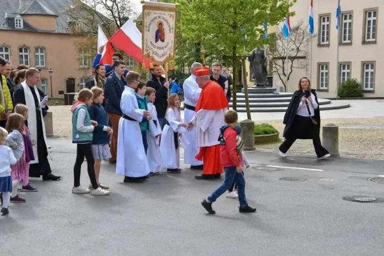 On Assumption Day, thChristians of Greiveldange bring a Wësch to church