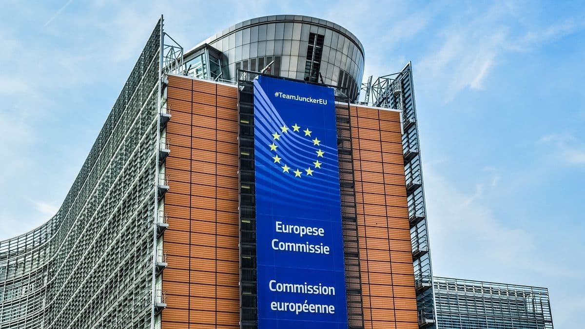 ЕС может приостановить помощь Польше и Венгрии