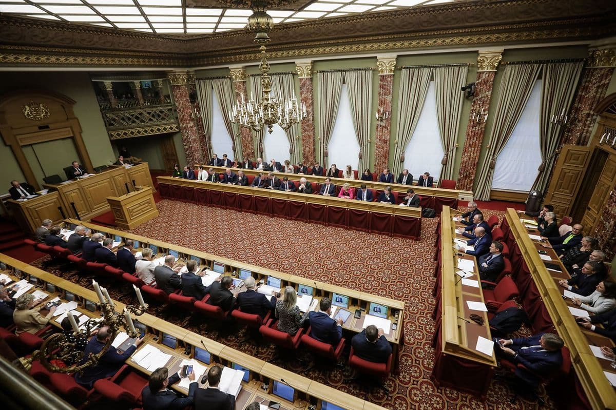 Парламент намерен смягчить правила Covid в связи с изменением политики
