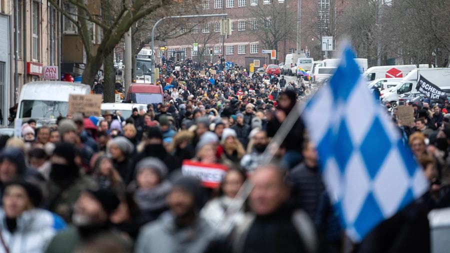 Возобновились протесты против COVID-19