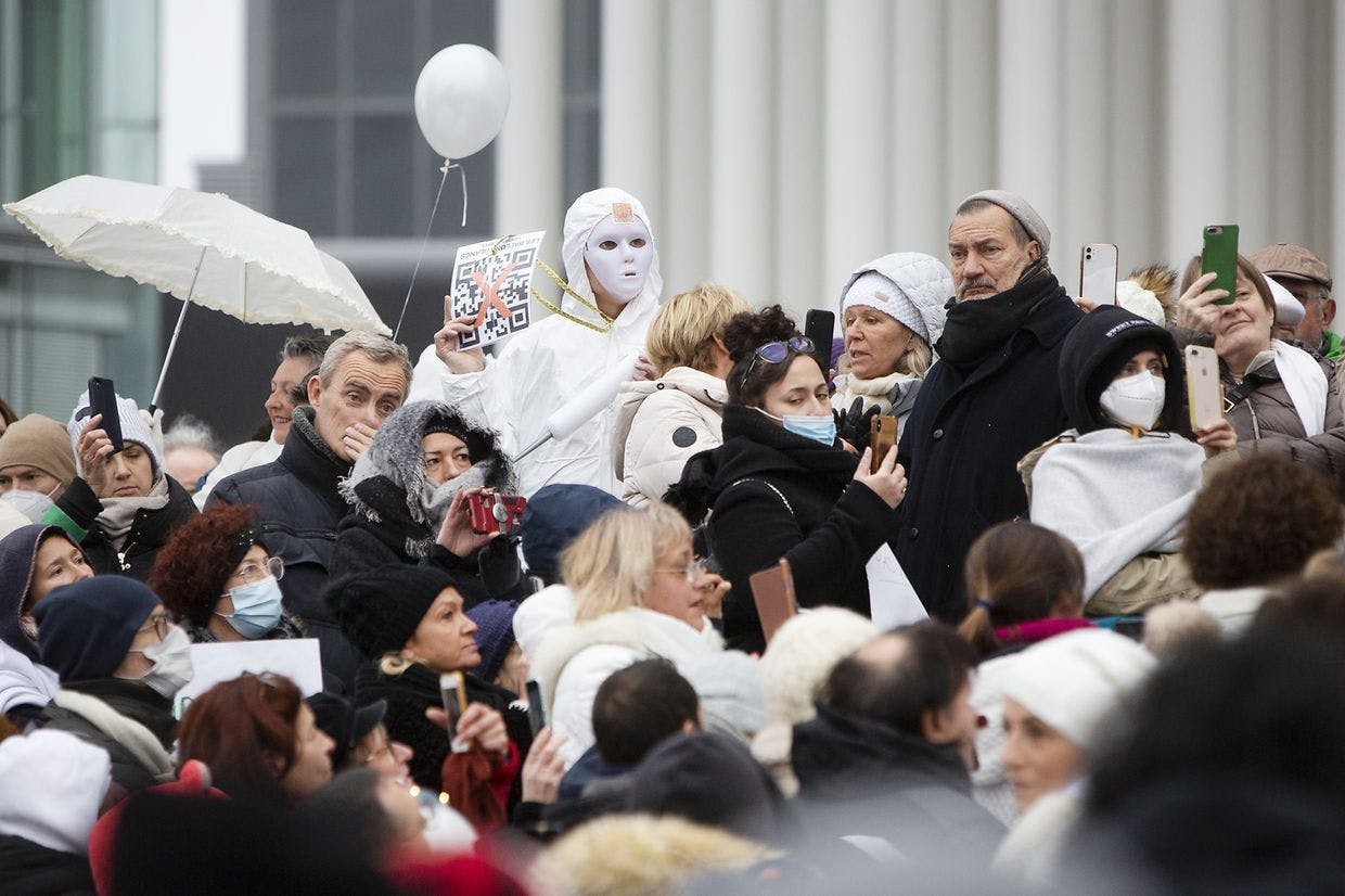 «Белый» марш и контрпротесты прошли в центре столицы