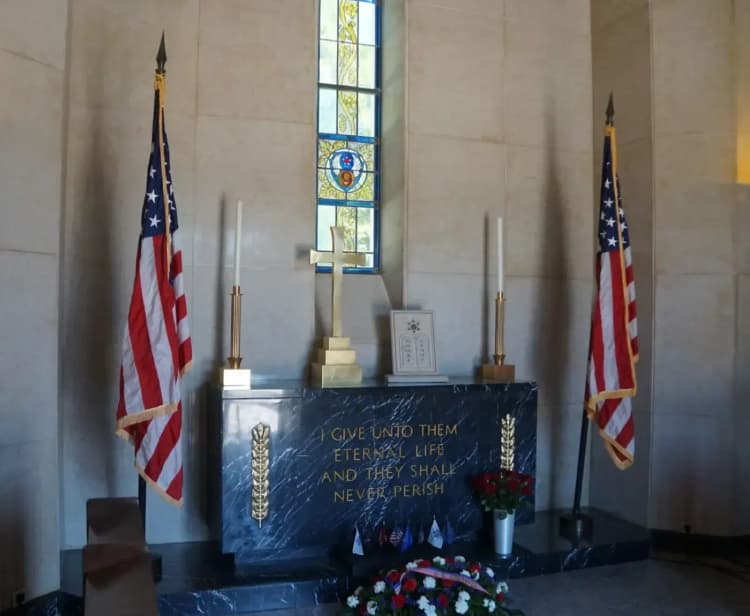 The chapel is decorated with inscriptions on its side walls