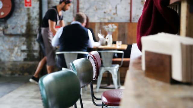 Travailler comme serveur au Luxembourg : compétences, salaires et documents
