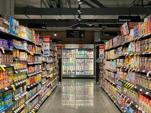 Working in a supermarket in Luxembourg: wages, requirements, documents