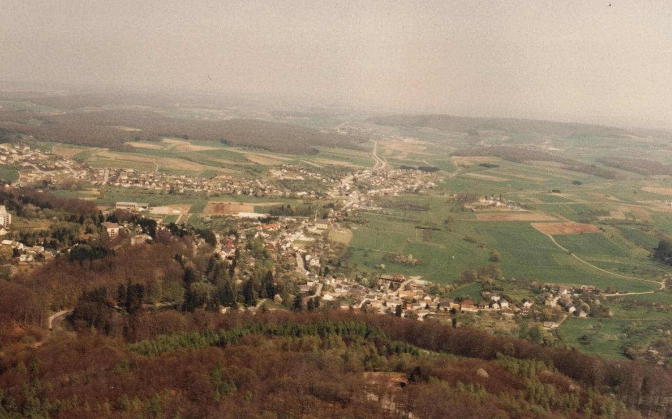 Vue aérienne de Niederanven (arrière-plan) et Senningen, source : Wikimedia