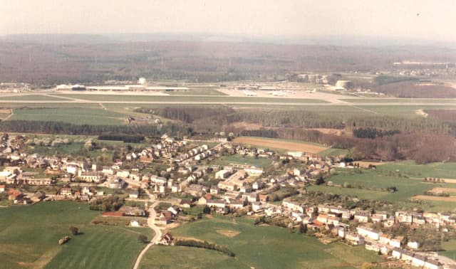 Commune de Sandweiler: un aéroport et des champs verts