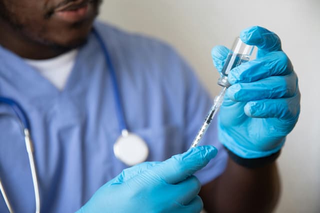 Travailler comme auxiliaire de santé au Luxembourg : salaires, conditions, documents