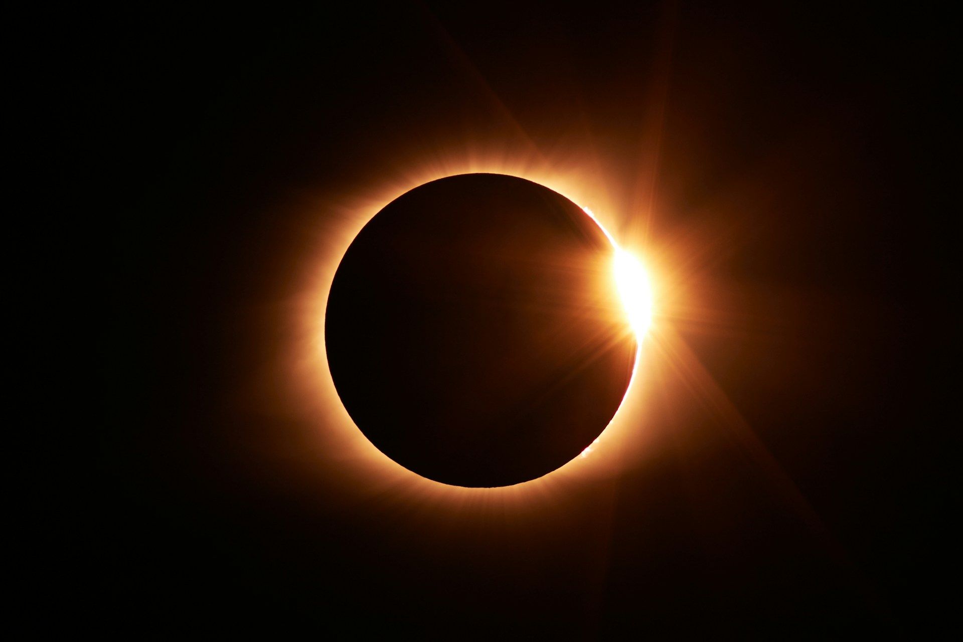 Protect your eyes: experts explain how to watch the eclipse