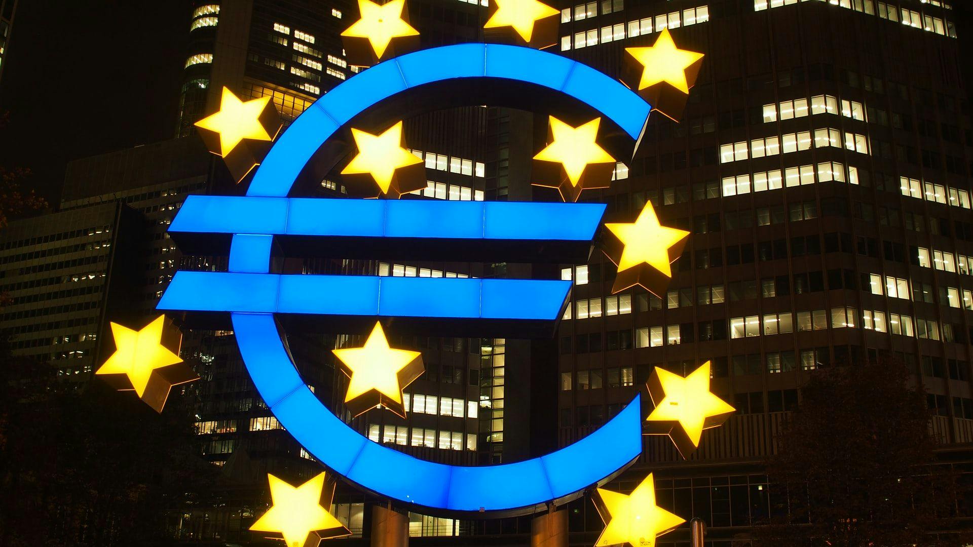 Евробанк повышает ключевую ставку, курс евро растёт