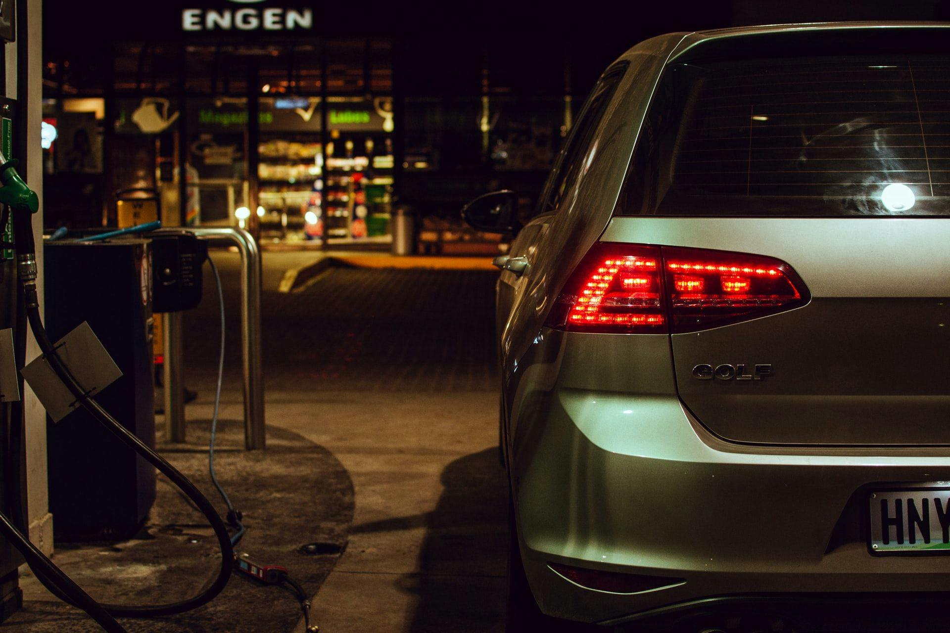 Цены на бензин достигли докризисного уровня