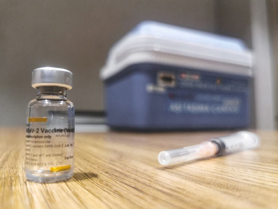 AstraZeneca объявила о возможной задержке поставки вакцины от COVID-19