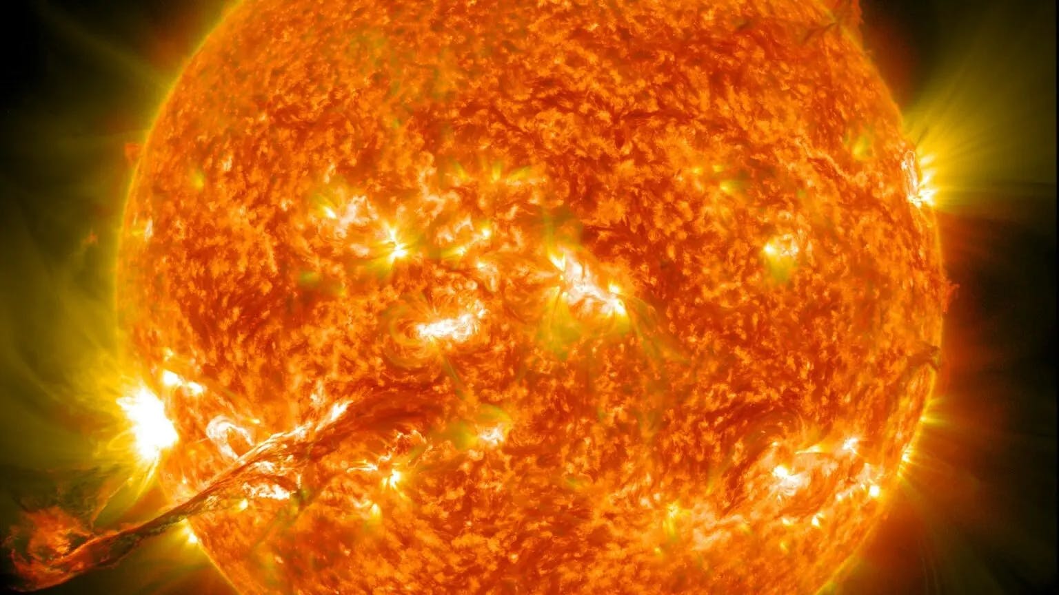 Solar flares, August 31, 2012. Photo: Unsplash, NASA