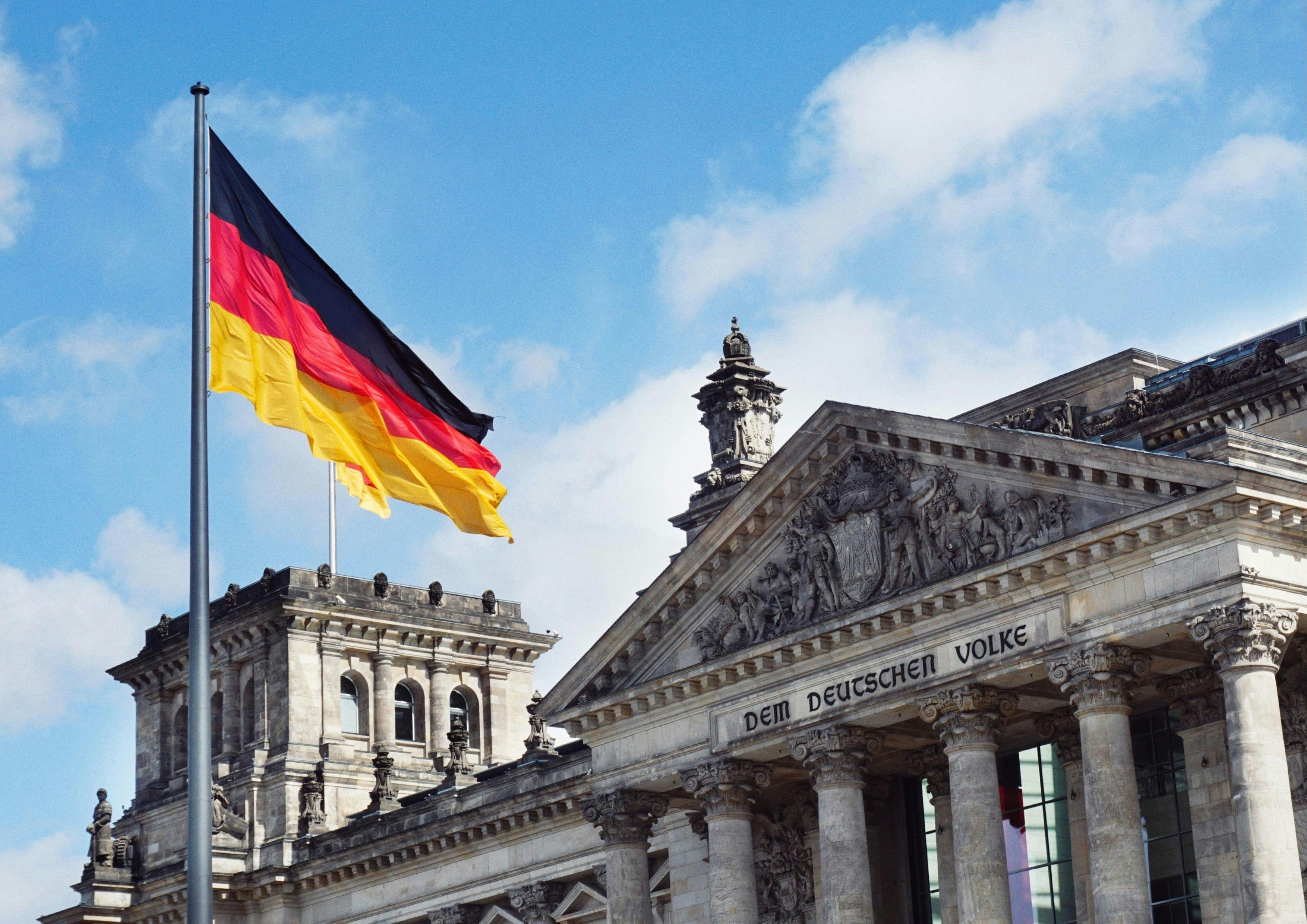 Германия, бундестаг, флаг на фоне неба