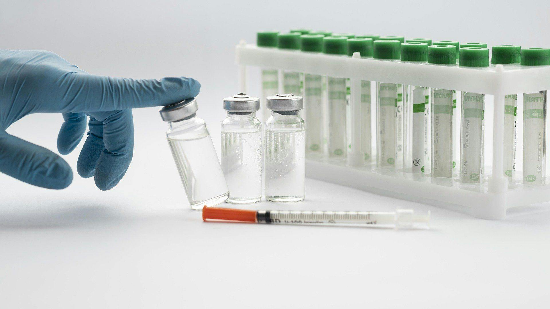 AstraZeneca: новые случаи тромбоза и новые решения о продолжении применения
