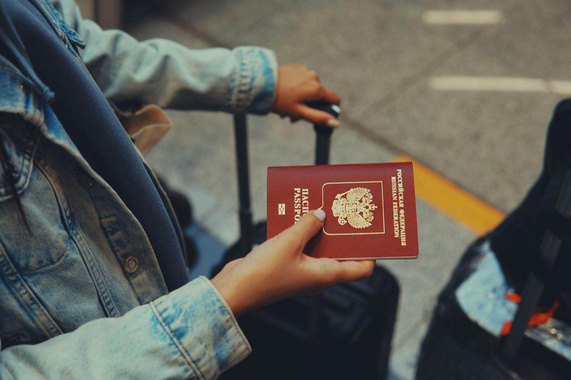 10-летние паспорта снова дают всем россиянам, проживающим за границей