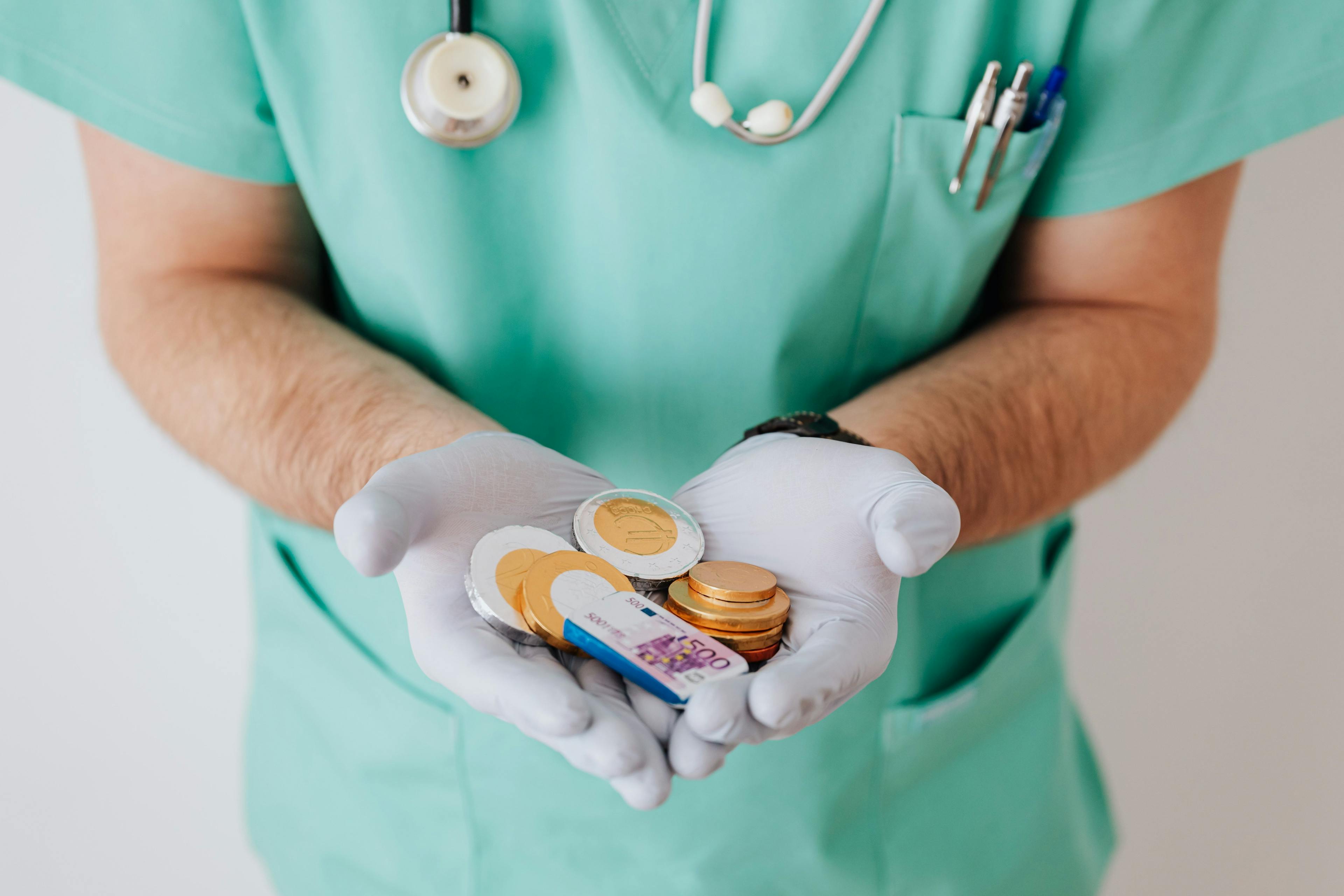 врач, монеты, евро, деньги, шоколад. стетоскоп, перчатки, зелёный, халат