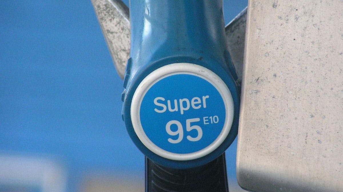 Бензин дорожает скачками, цены на заправках снова обновились