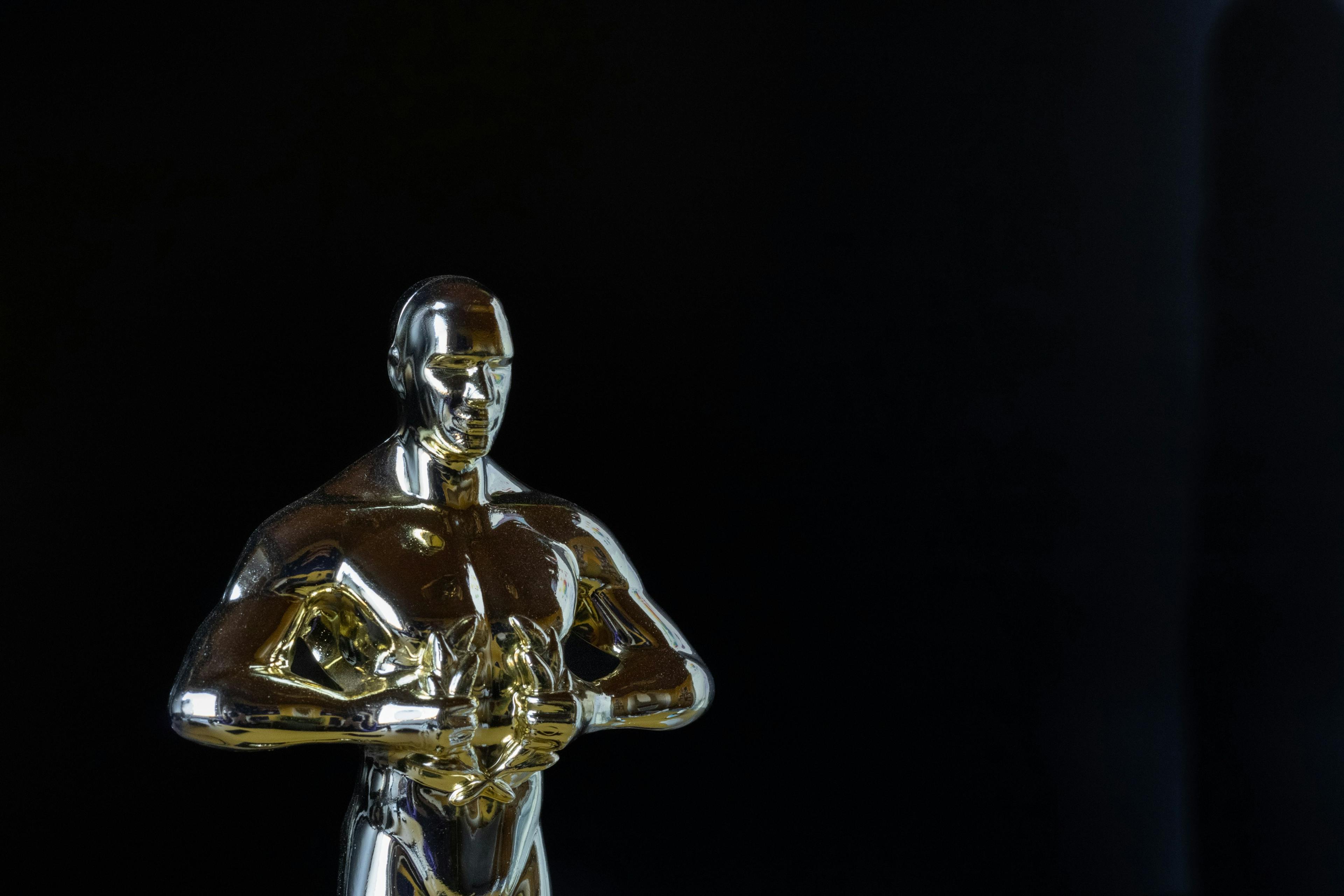 Награда Американской киноакадемии на черном фоне, Оскар