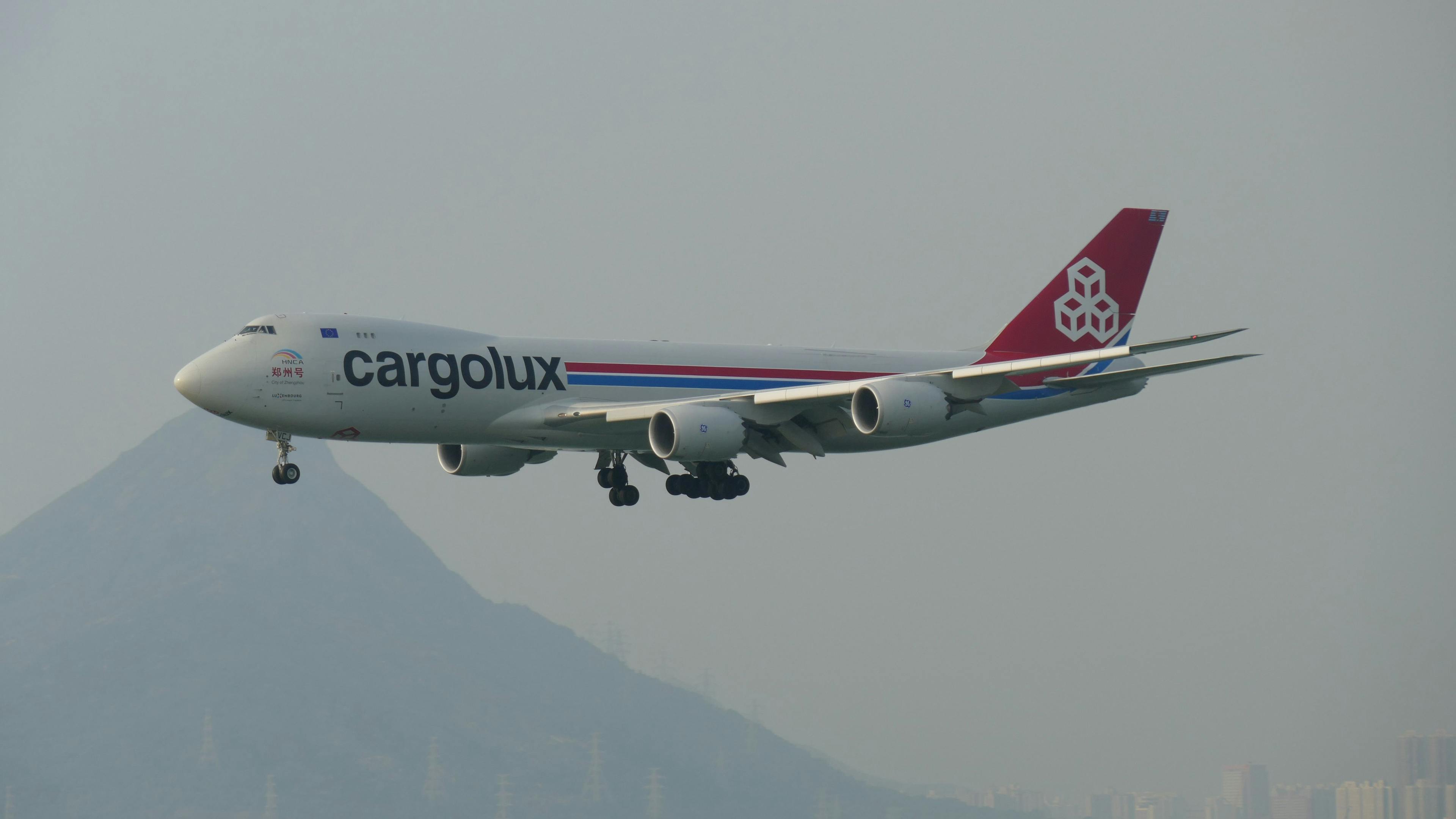 Самолёт Cargolux ударился двигателем о полосу