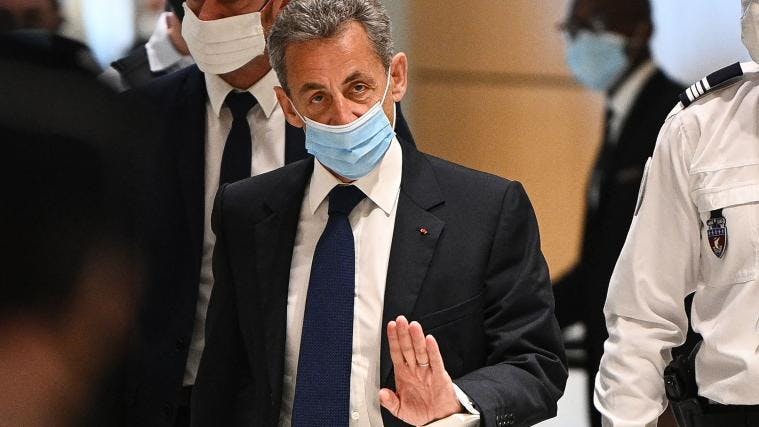 Французский суд признал бывших помощников Саркози виновными по делу о мошенничестве