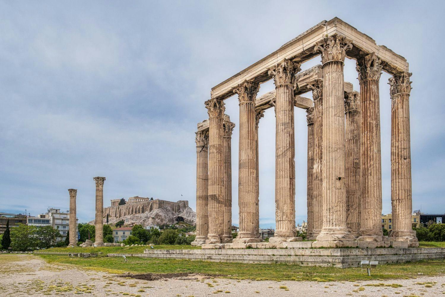 Греция ослабляет меры против COVID-19 ради туристов
