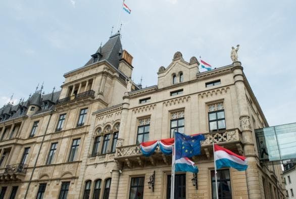 Парламент Люксембурга внес поправки в правила по COVID-19