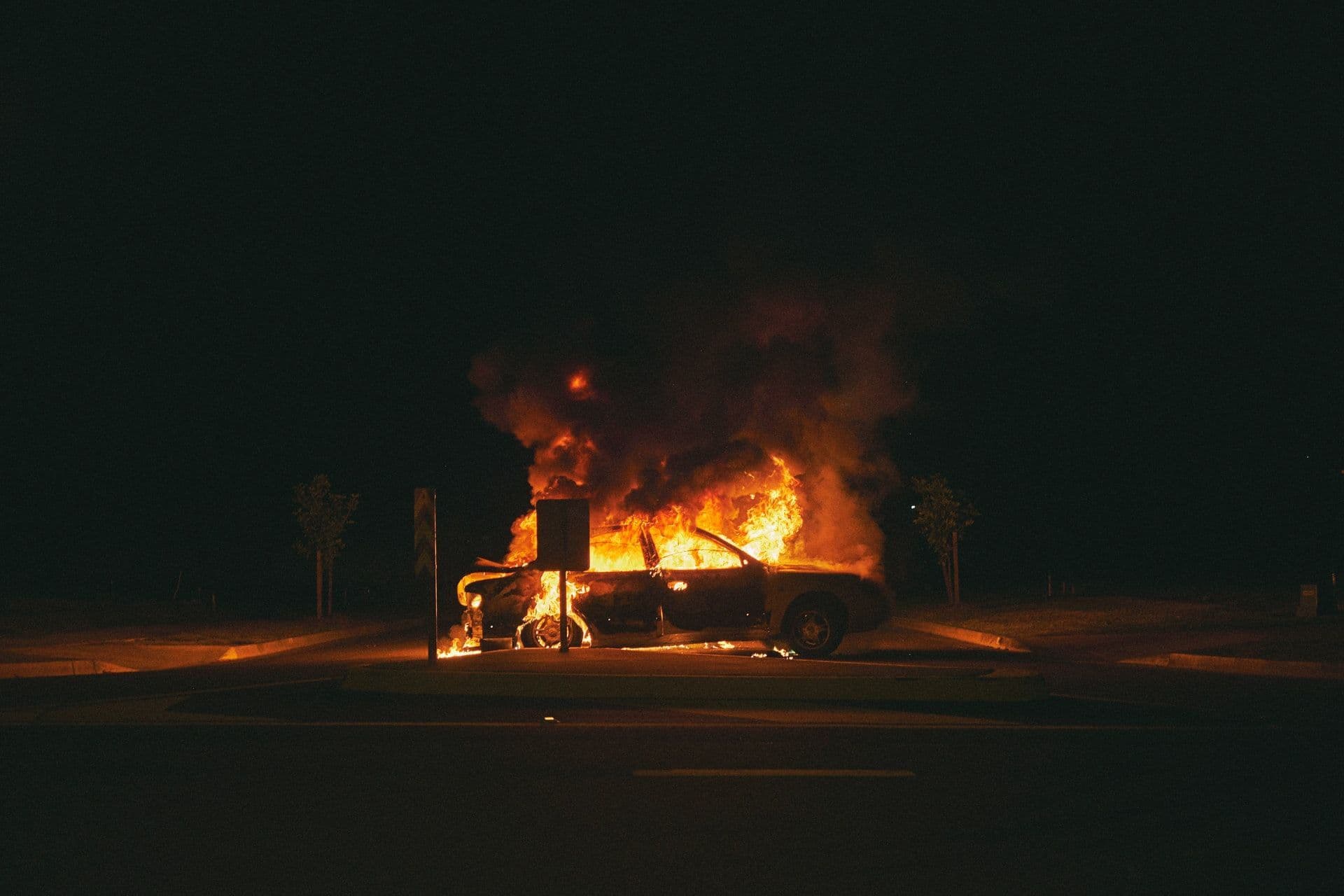 Car crashes into tunnel wall, catches fire at the Escher Raemmerich roundabout