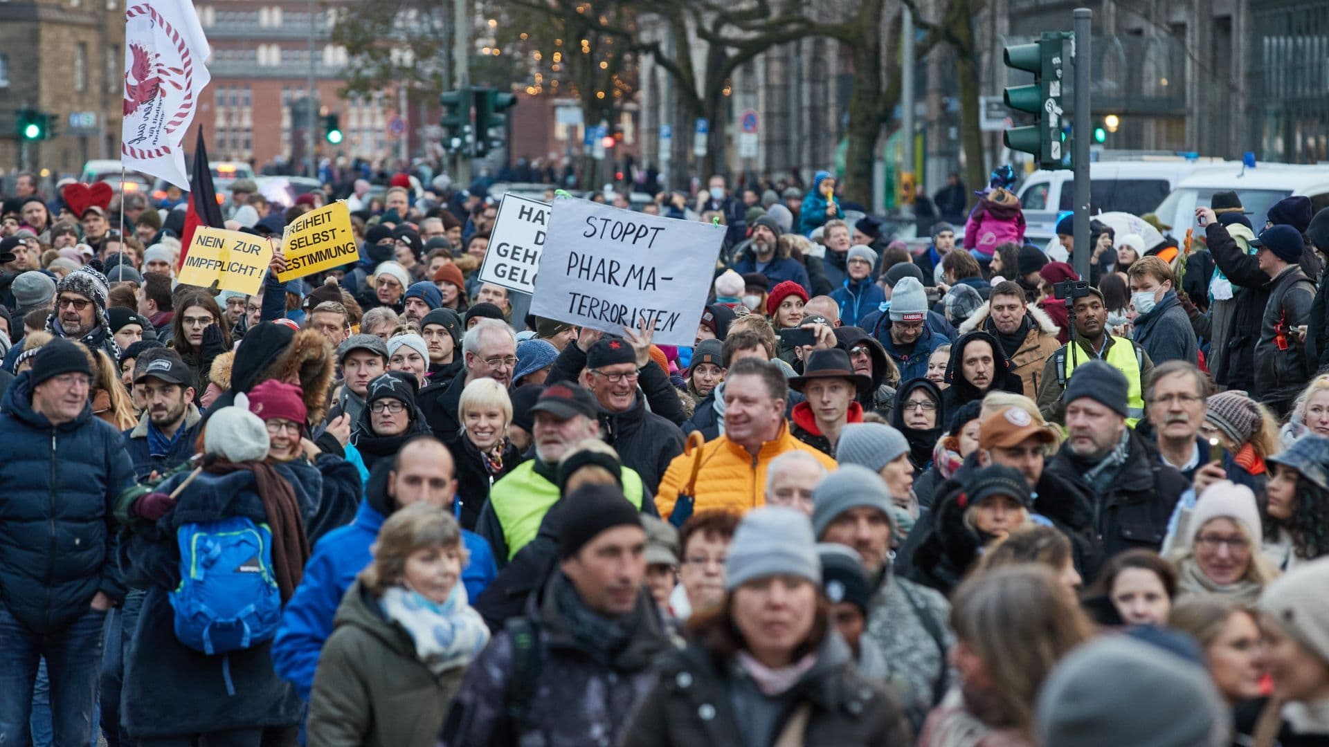Мирные протесты против мер COVID-19 продолжаются