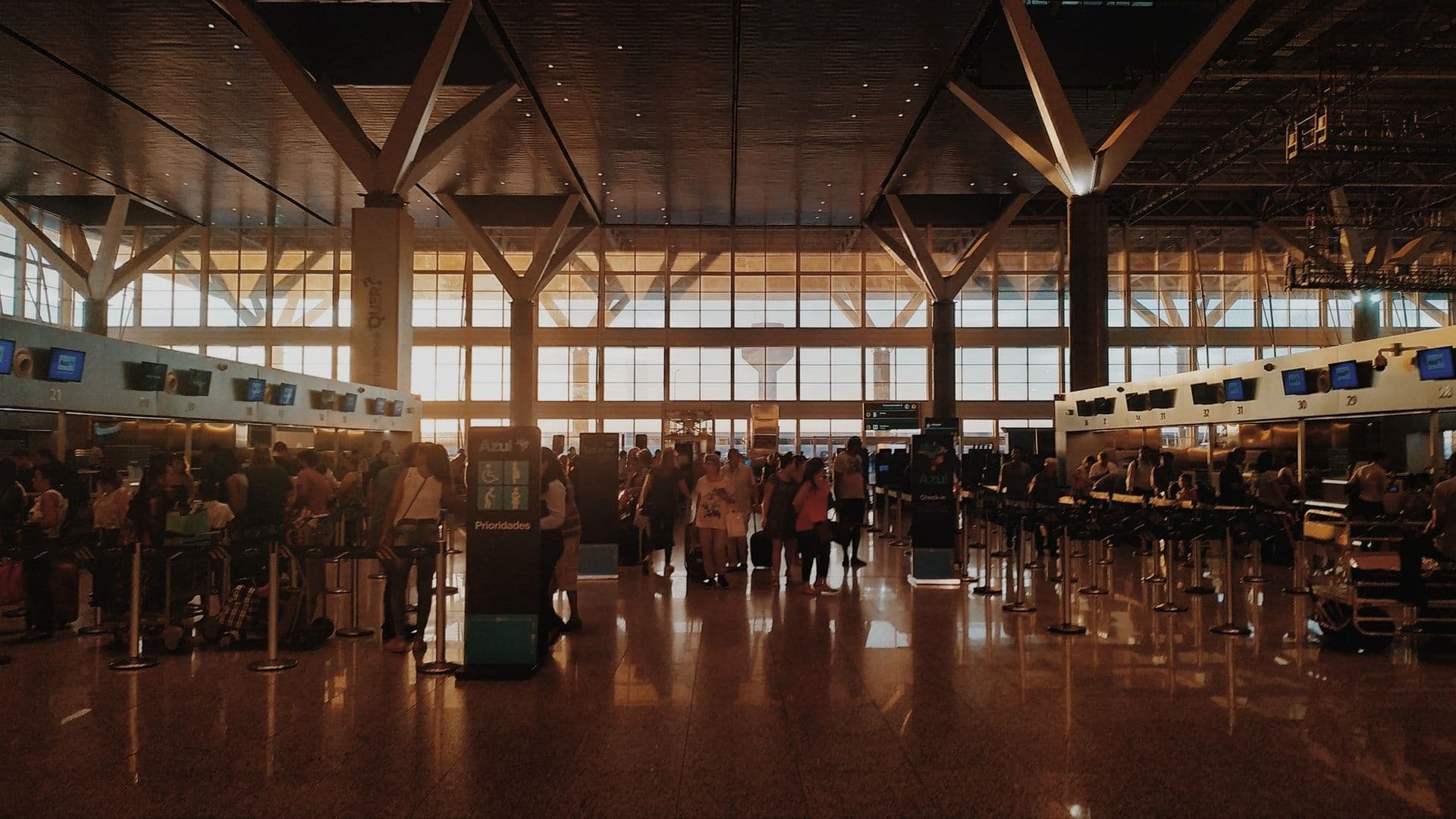 Findel: Queues growing, ground handlers not hiring enough staff, passengers entertained by acrobats