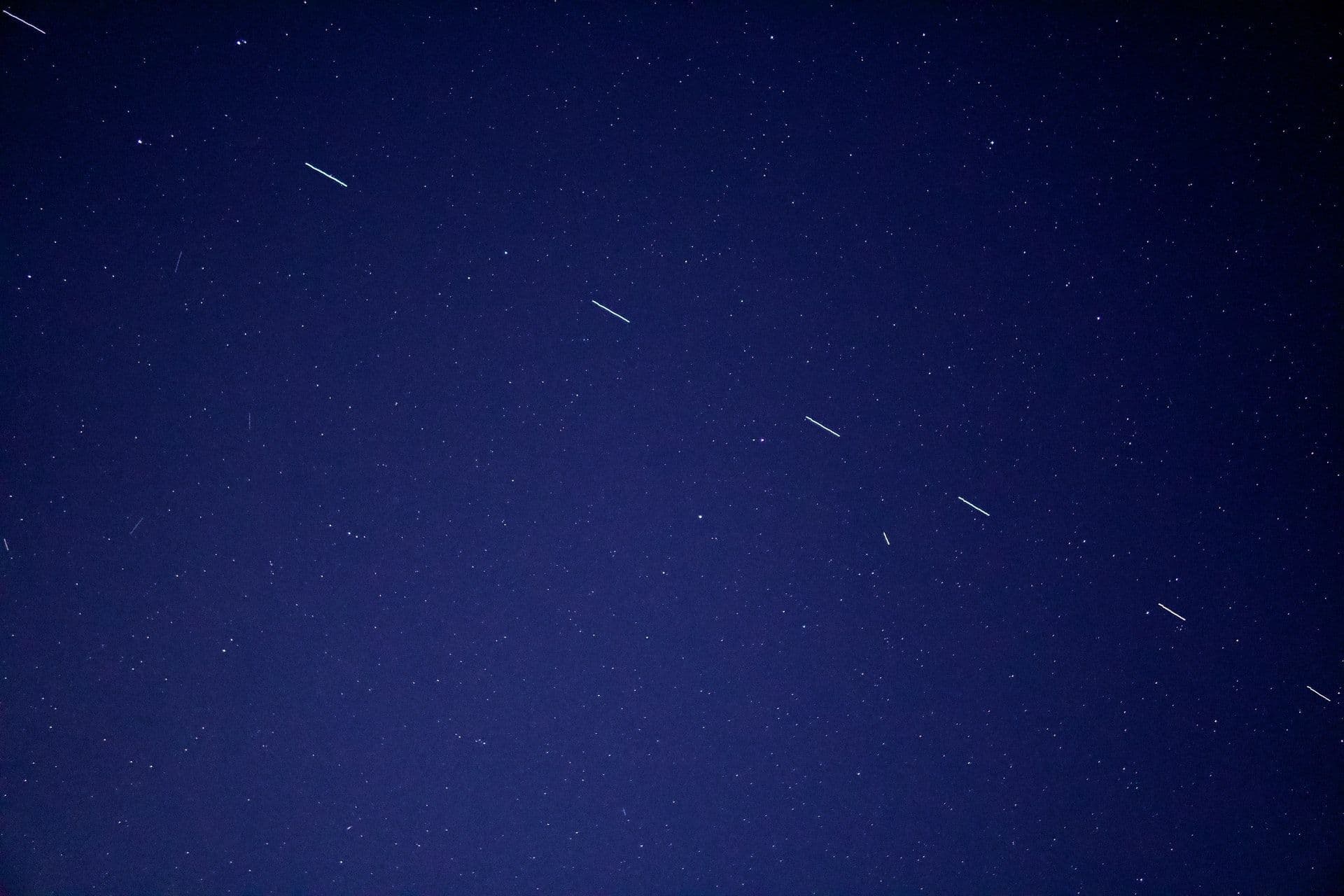 В небе над Люксембургом заметили Starlink Train от Space X