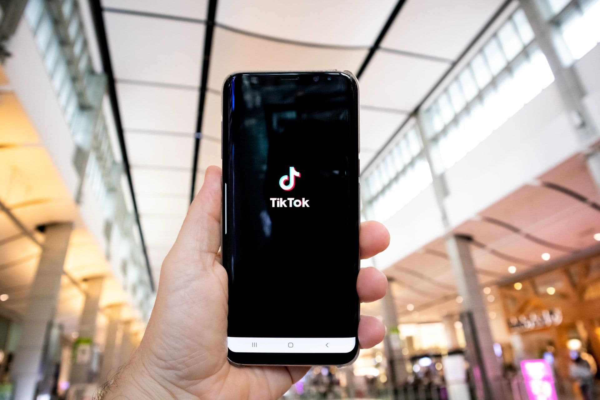 ЕС обвиняет TikTok в публикации ориентированной на детей рекламы
