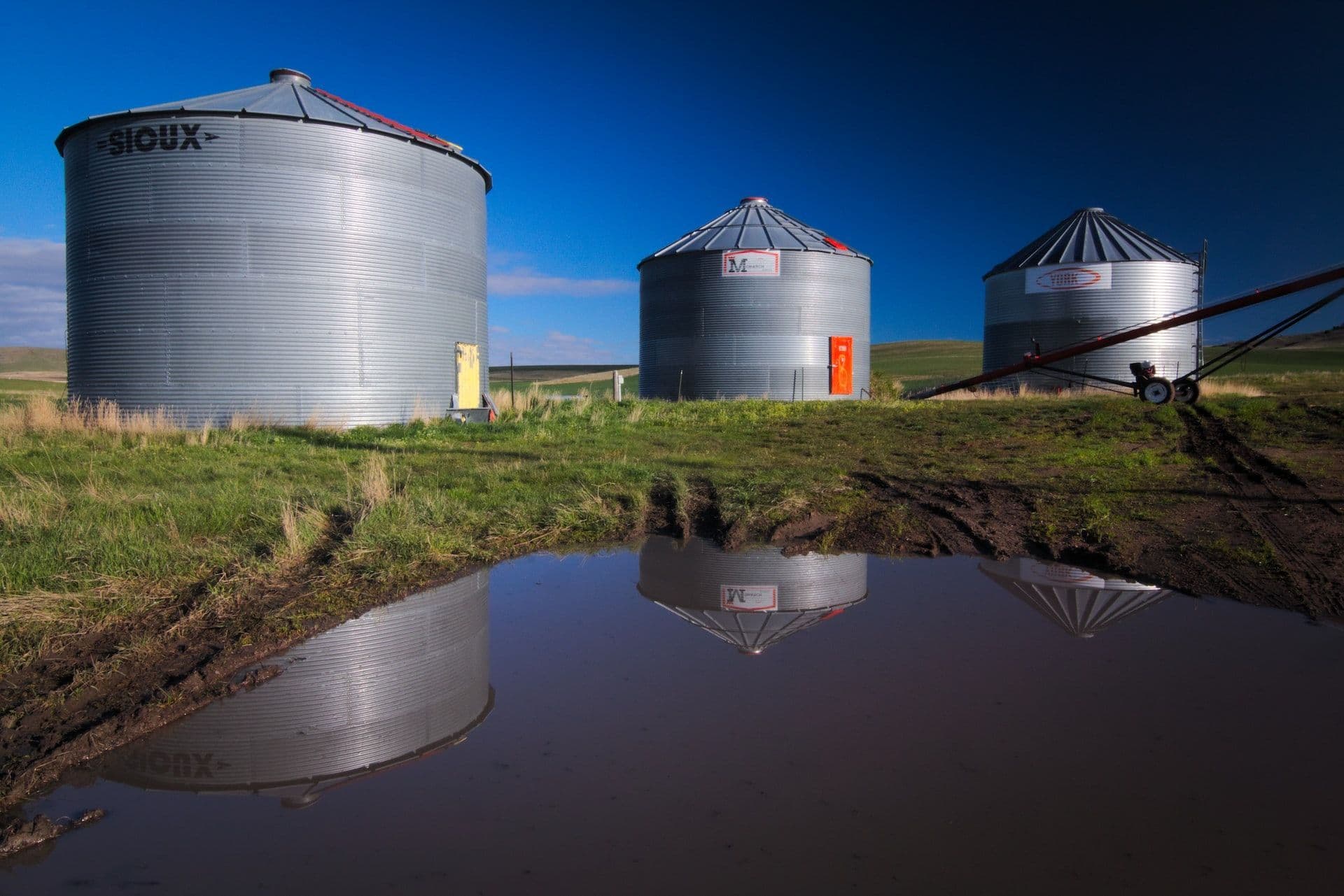 Fertilizer spill one and a half million liters in volume almost floods Roudemerbach river