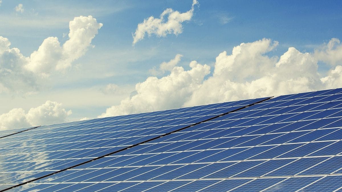 На крыше спортзала в Консдорфе установили огромную солнечную батарею