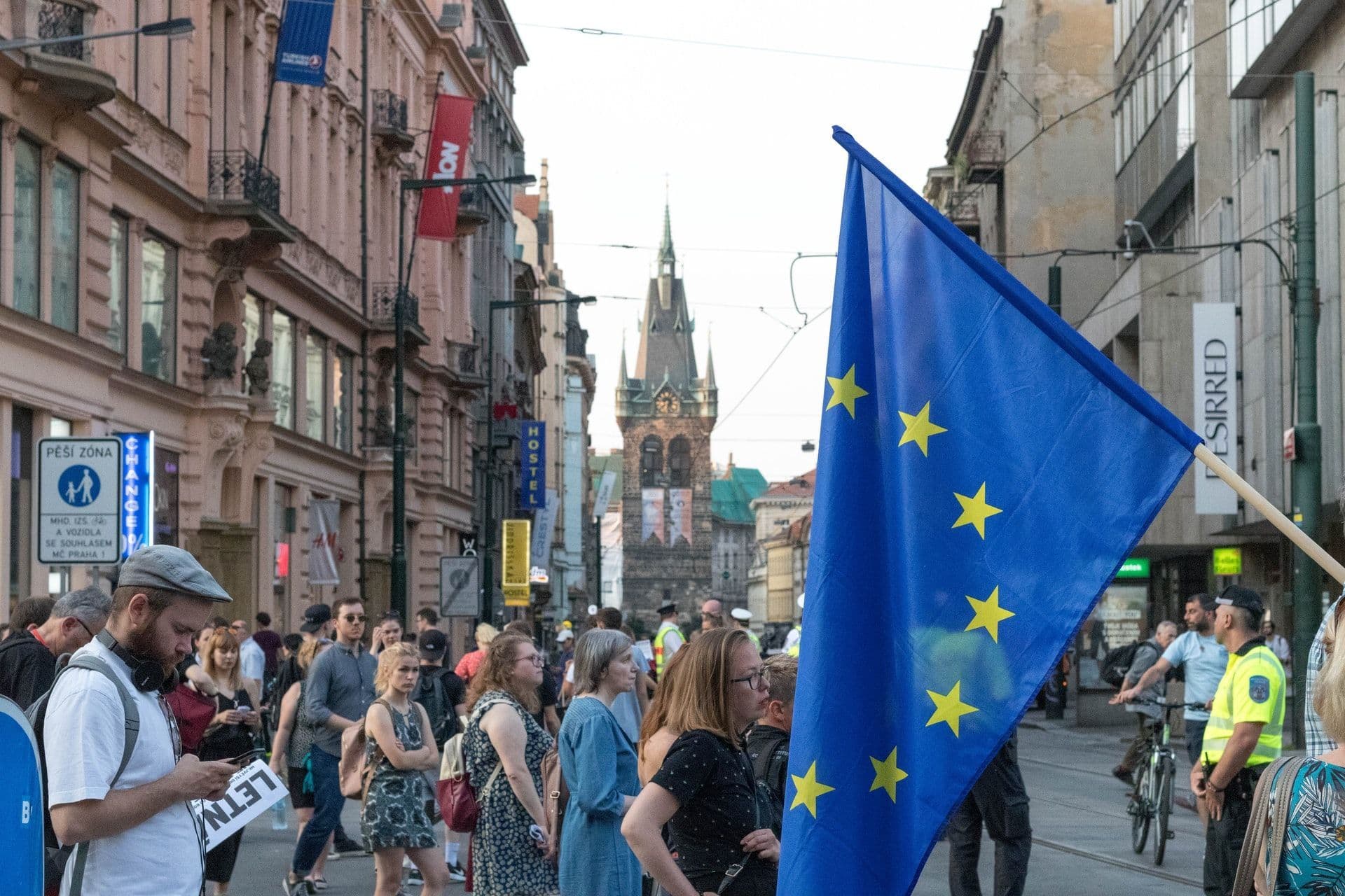 ЕС использовала более 200 млн доз вакцины от COVID-19