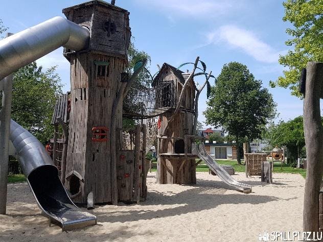 Playground on Rue des sacrifiés, source: Spillplaz