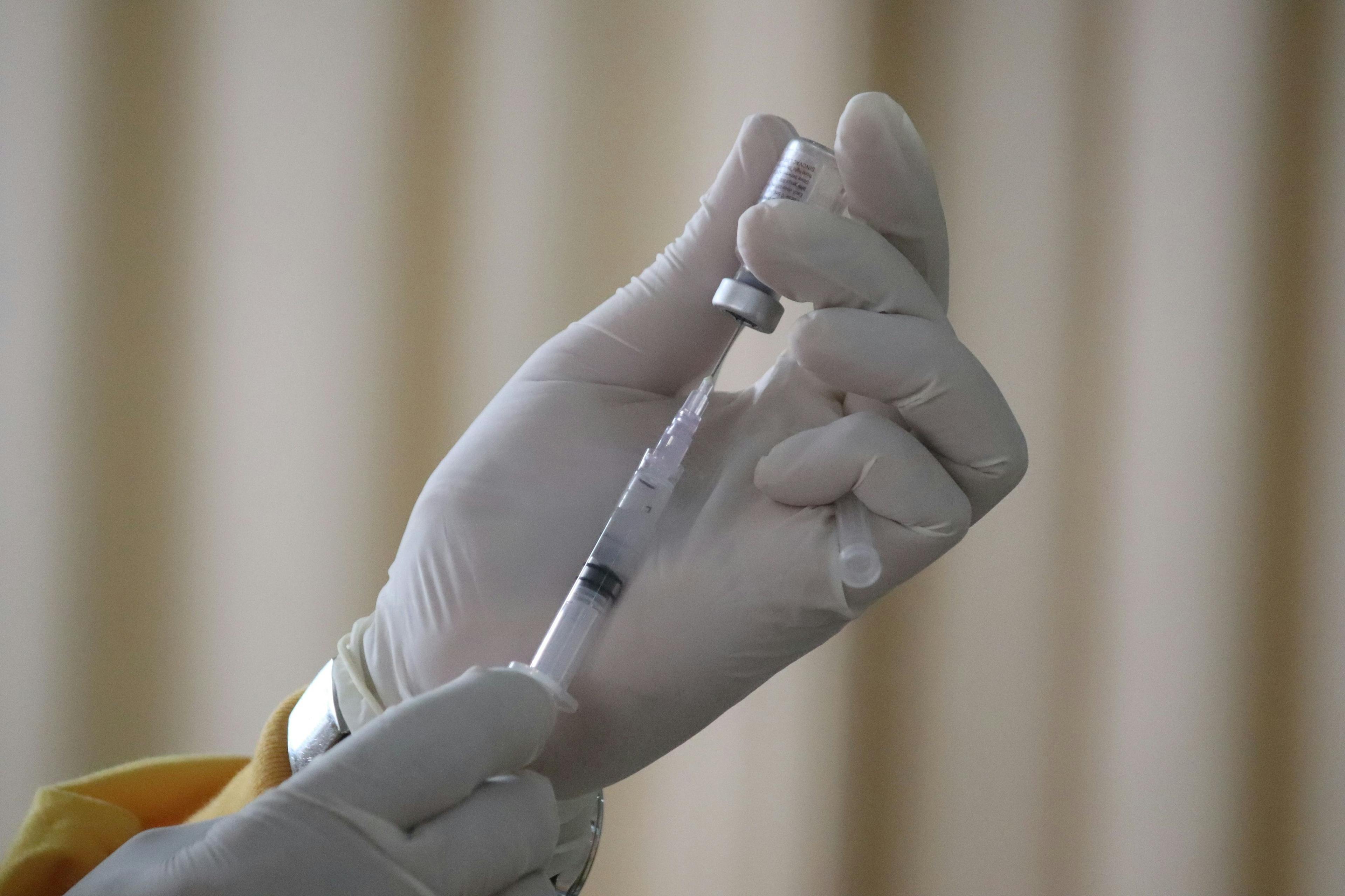 40 человек пожаловались на последствия после вакцинации